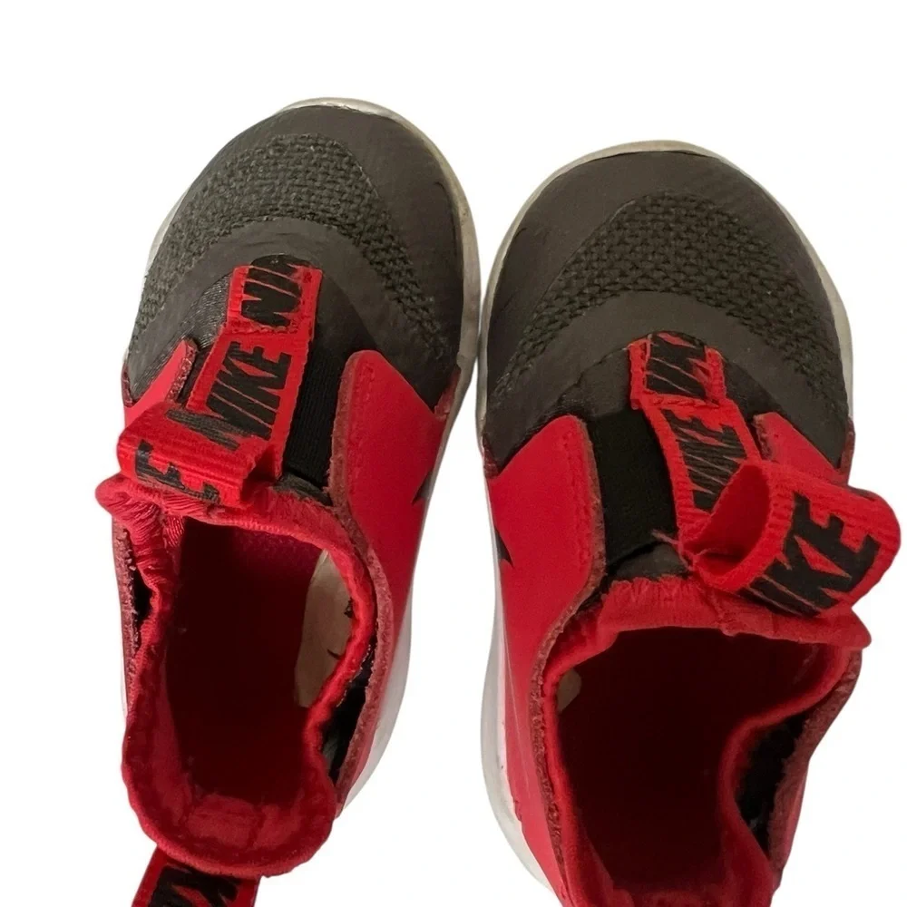 Nike Unisex Little Kids Flex Runner Sneakers in size 5c runs small